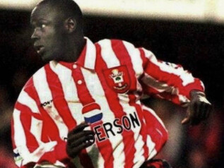 Hoy, en la era del análisis de datos y scouting globalizado, un episodio así sería prácticamente imposible. Pero en 1996, fue real. Southampton, Inglaterra