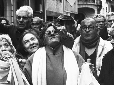 Norma Plá liderando la lucha de los jubilados que marchan a la sede de la Organización de Estados Americanos en Buenos Aires, Argentina, 1991