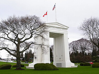Paz en el mundo: un brindis unánime en que muchos hemos coincidido. Arco de la paz en la frontera entre Canadá y Estados Unidos