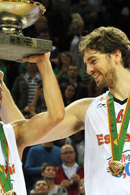 Pau Gasol y Juan Carlos Navarro celebran la victoria de España en el Eurobasket 2013