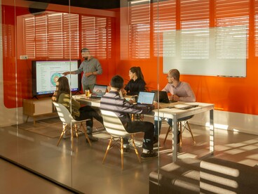 Uma vez definido o novo posicionamento, o desafio central passa a ser a coerência estratégica. Isso significa alinhar todas as decisões organizacionais — desde o portfólio de produtos até a estrutura de custos — à nova tese estratégica