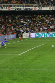 Durchführung eines Elfmeters. Spanische Liga, Saison 2006/07, 30. Spieltag (15. April 2007), Stadion Mestella, Valencia vs. Sevilla. Rechts; Stürmer David Villa (Valencia), links; Torwart David Cobenyo (Sevilla)