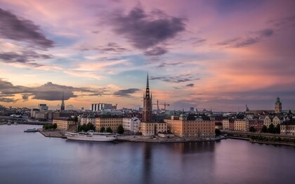 Stoccolma è una città sospesa tra acqua e pietra, dove ogni strada riflette la luce dei canali. Stoccolma, Svezia