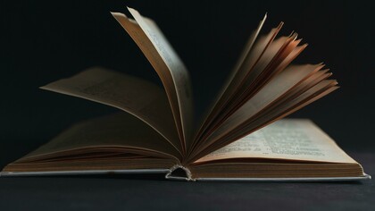 Cabo Verde era um país pequeno, pobre e periférico, considerado inviável, sem riquezas naturais que pudessem auspiciar um futuro materialmente confortável e integrava o grupo de países menos avançados do mundo, os PMA. Como é que passados 50 anos conseguimos não só sobreviver como somos agora um país de desenvolvimento médio alto, conforme anunciado recentemente pelo Banco Mundial, o que nos orgulha, apesar dos enormes desafios que ainda persistem, nomeadamente no combate a pobreza