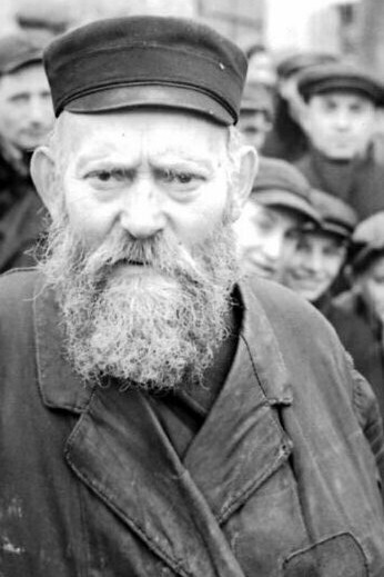 Ciudadanos polacos judíos en la calle, Polonia, 1941