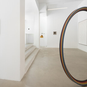 Irma Álvarez-Laviada, Pasar de una idea a otra como se pasa de una curva cóncava a una convexa, exhibition view. Courtesy of Juan Silió Gallery