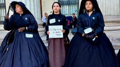 Mujeres vestidas con luto de la época. Homenaje a los 162 años del incendio de la Compañía, Santiago de Chile, 8 de diciembre de 2025