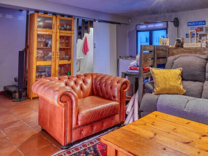 Sala de estar. Pessoas de verdade e não de fotos meramente felizes, costumam mostrar mais verdades sobre uma casa; o calor das emoções, o barulho das gargalhadas e os choros de seus conflitos diários. Cada casa revela seu magnetismo, seu cheiro próprio, sua organização habitual e seu compromisso com as memórias



