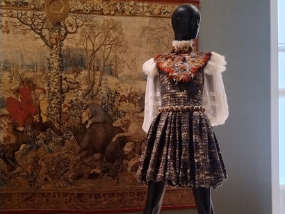 Le musée du Louvre à Paris devient atelier où les robes d’époque prolongent la tradition de beauté et d’excellence artisanale