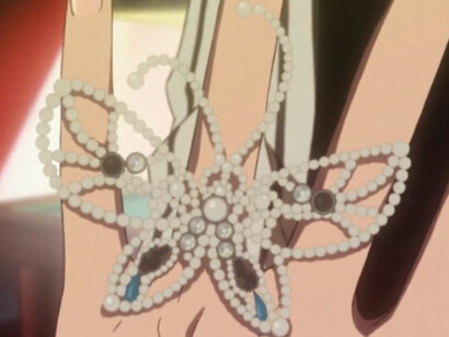 La joyería —anillos delicados, collares elegantes y detalles brillantes— no es adorno sino símbolo de identidad y sofisticación en el universo de George e Isabella