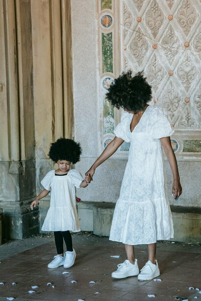 Sendo eu, alguém que já tinha consciência sobre o papel de modelação brevemente aqui comentado, por que o texto "Filhas", de Elena Ferrante, me há emocionado? Essa foi a pergunta que ficou rondando meus pensamentos e não encontrou resposta