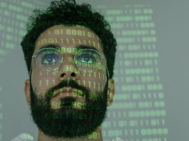 No entanto, mesmo a poética retrô não está isenta de contradições. A primeira delas é a fetichização problemática de épocas marcadas por opressões sistemicas. Os anos 1950, tão celebrados pelo retro-futurismo americano, foram também o auge da segregação racial e da repressão sexual. Como observa Bell Hooks, "a nostalgia raramente beneficia quem foi marginalizado nas épocas romantizadas" 



