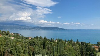 Panorama del Lago di Garda, Italia. Foto di Flavius Roversi