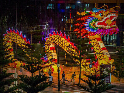 En la cosmogonía china, el dragón es el emblema de la sabiduría eterna y la armonía universal; no es un monstruo que deba ser derrocado, sino una divinidad a invocar