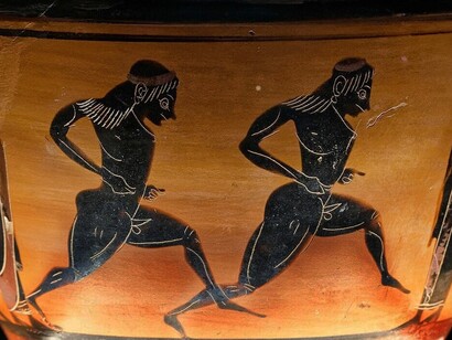 I Giochi Olimpici moderni furono ripristinati nel 1896 ad Atene grazie al barone Pierre de Coubertin, con l'obiettivo di promuovere la pace e la fratellanza tra i popoli 