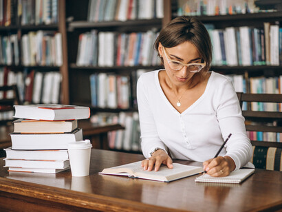 La escritura eficaz se fundamenta en párrafos que desarrollan un solo tema y evitan la acumulación innecesaria de ideas