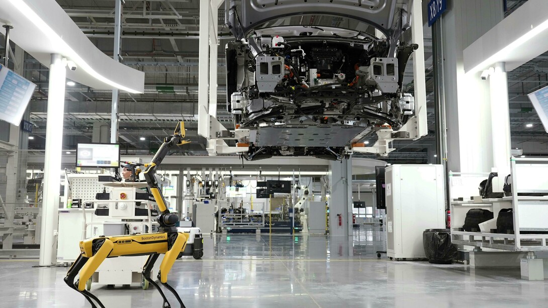 A China entendeu isso. Ela fez a conta na ponta do lápis e sabe que a economia norte-americana é marcada por uma série de engodos e narrativas. O governo chinês sabe que sua sustentação política e sua capacidade de se projetar como uma superpotência global dependem diretamente da sua produção industrial