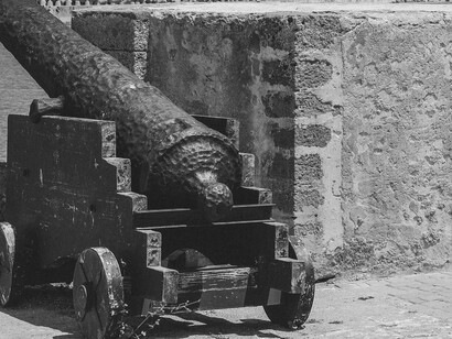 Com o fim da guerra e a vitória brasileira em 2 de julho de 1823, sua fama chegou aos ouvidos do Imperador Dom Pedro I. Impressionado com seus feitos, ele a recebeu na corte no Rio de Janeiro em 20 de agosto de 1823 e concedeu-lhe a condecoração de Cavaleiro da Ordem Imperial do Cruzeiro, uma das mais altas honrarias do novo Império. O Diário Fluminense registrou as palavras do Imperador: “Quero conhecer a brava Maria Quitéria, que se há portado na Bahia com tanto valor e distinção como os melhores soldados”