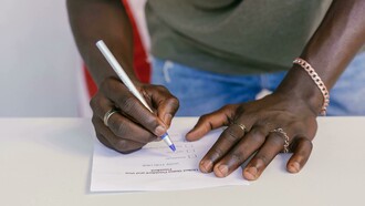 Espero que não voltemos as hostilidades dum passado recente e doloroso que custou vidas inocentes por conta da arrogância e orgulho. É possível governar com os vencidos o mundo ocidental já provou isso e é algo prático, basta so acreditar e implementar, este povo não precisa mais de guerra e conflitos evitáveis. O partido no poder deve ser exemplar e mostrar a sua maturidade politica com que tanto se vangloria e aceitar os resultados eleitorais e respeitar a vontade popular e a democracia que ainda resta neste partido, o uso da força e das armas para se manter no poder e um assunto que não faz sentido em democracia