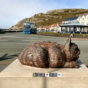 Ahora sí entendemos la sonrisa del gato de Cheshire en términos del progreso de la alquimia del pensamiento humano. Simon Hedger. Escultura del Gato de Cheshire en Llandudno, un importante balneario de Gales, R. U.