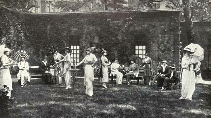 La stilista Lucy Christiana Sutherland, conosciuta come Lady Duff Gordon, e le sue modelle in un giardino