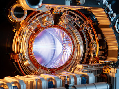  Wendelstein 7-X, Detailansicht der komplexen supraleitenden Spulenanordnung