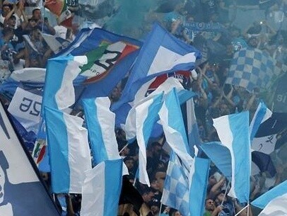 La vittoria dello scudetto del 2025 ha rappresentato un momento di rinascita e orgoglio per tutti i tifosi del Napoli, unendo generazioni in un'esplosione di gioia collettiva