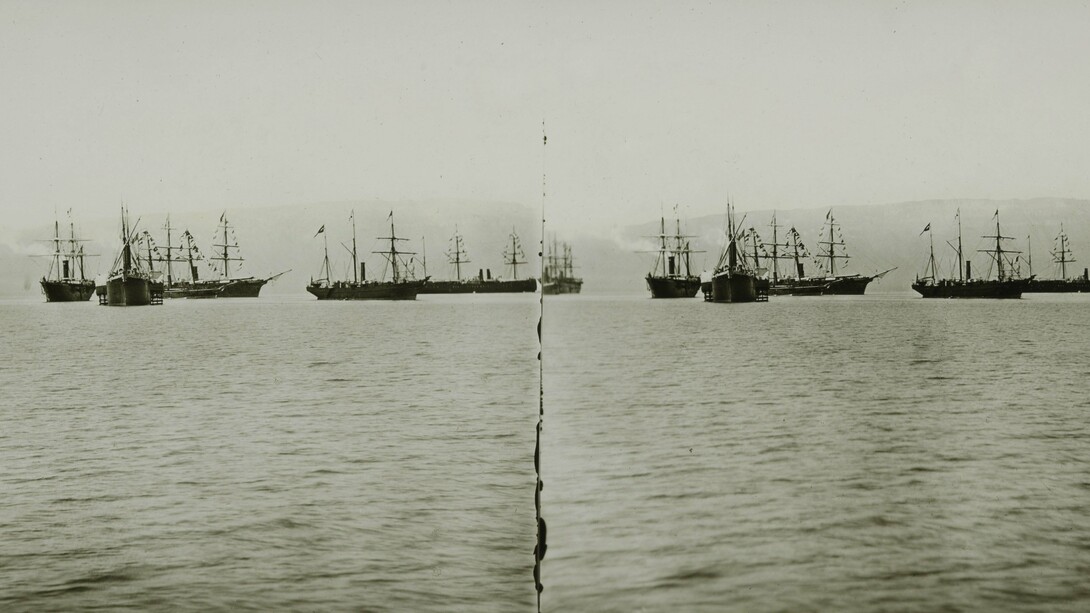 Inauguração do Canal de Suez. Iniciado em 1859 e inaugurado em 1869, o empreendimento permitiu à França e à Inglaterra monopolizar a integralidade do tráfico da Europa para a Índia. Por essa época ainda não se previa a centralidade do insumo petróleo nos destinos do mundo. Tão logo essa centralidade se tornou verdade, o canal de Suez ganhou uma importância superlativa jamais imaginada. Por ele começaram a passar os cargueiros vindos do Oriente Médio com o insumo dos novos tempos