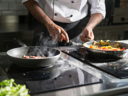 Las cocinas sin atención al público aparecieron como una respuesta creativa a la crisis, aprovechando la tecnología para reducir costos y sobrevivir en contextos adversos