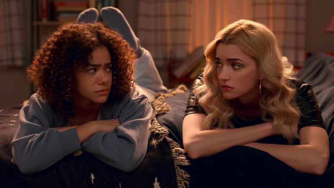 Cena da série. Ginny & Georgia não é apenas entretenimento: é um espelho onde podemos ver refletidas as nossas próprias lutas e expectativas. Ao observarmos estas personagens, ganhamos ferramentas para identificar temas como racismo, depressão ou traumas familiares nas nossas vidas e para agir em direção a relações mais saudáveis e justas