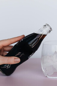 Refrigerante. Os refrigerantes são bebidas carbonatadas que geralmente contêm água, açúcar, sódio, corantes, conservantes, como ácido fosfórico, cafeína e aromas artificiais