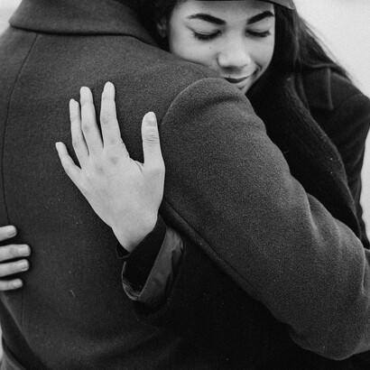 Quando abbracci qualcuno, doni un rifugio: un luogo sicuro in cui respirare senza difese