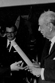 Rómulo Gallegos en persona entrega el premio que lleva su nombre a Mario Vargas Llosa (1967)