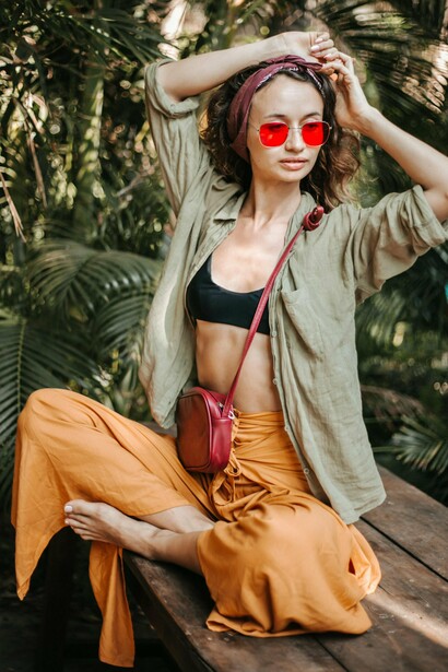 O cabelo não fica para trás, esse vai ser com volume e natural com lenços e peças femininas para ornamentar o visual perfeitamente