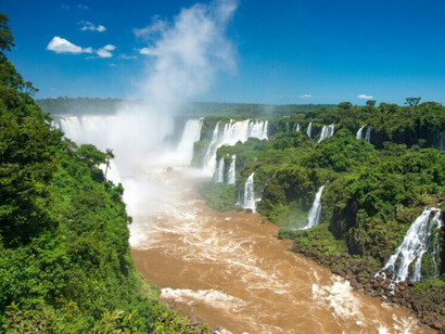 La frontière d’écume et de lumière des chutes d'Iguazú  situé entre l'Argentine et le Brésil. Entre beauté et démesure, l’eau rappelle la fragilité du monde