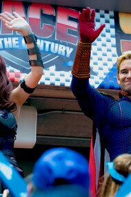 Reina Maeve (Dominique McElligott) y Patriota (Antony Starr) forman parte de Los Siete