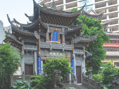 El Templo Luohan (Templo de los Arhats) se encuentra en el distrito de Yuzhong en Chongqing, China. Su principal atracción es una sala con más de 500 figuras de arcilla únicas de arhats, hombres santos budistas que han alcanzado la iluminación 