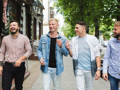 Su novio lo acompañaba a menudo, no por devoción sino por curiosidad. Robin a veces parecía una alumna y otras una cómplice, otras un alumno. Le gustaba escuchar a Gato Conde porque hablaba como si improvisara