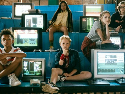 Como lembram Lídia Alencar e Suzele Alves, a aprendizagem resulta de “reações químicas e estruturais no sistema nervoso que exigem energia e tempo para se manifestar”, e não de experiências sensoriais instantâneas (Alencar & Alves, 2021). Portanto, estudos sustentáveis nascem do equilíbrio entre desafios graduais, repetições inteligentes e intervalos de consolidação, e não de atrações passageiras

