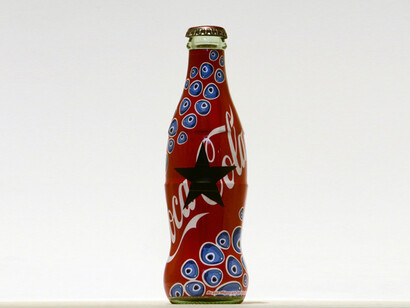 Flavio Favelli, Evil eye / Nazar boncuğu, 2014, adhesive tape on bottle / şişe üzerine bant, cm 19 x 6 x 6