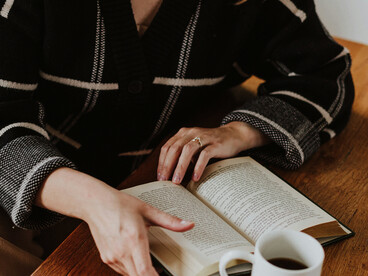 La poesía enseña a escuchar la voz interior cuando todas las demás se han vuelto estridentes