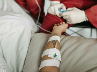 Sua transmissão está diretamente ligada à exposição ambiental à bactéria Leptospira spp, eliminada na urina de roedores infetados, especialmente Rattus norvegicus (Costa, et al., 2014). Fatores como chuvas intensas, enchentes, deficiência no saneamento básico, acúmulo de lixo e infestação de roedores potencializam o aumento da infeção
