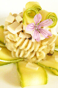 Fusilli freddi con crema di melanzane guarniti con fettine crude di zucchine, cubetti di mozzarisella e basilico fresco  
