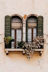 Janela minimalista no alto de um prédio rústico na cidade de Florença, Itália