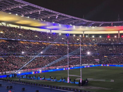 Le Stade illuminé et vibrant, les tribunes pleines de supporters, offre une atmosphère électrique pour le choc France‑Écosse du Tournoi 2025