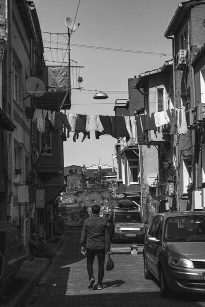 Nesse ambiente, o reaparecimento de Irimiás irradia expectativa: sua figura enigmática desperta desejos adormecidos, e cada aldeão responde a esse magnetismo com intensidade particular — uma vitrine transparente das dinâmicas humanas que atravessam qualquer sociedade