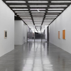 Howardena Pindell, Off the grid, exhibition view. Courtesy of White Cube