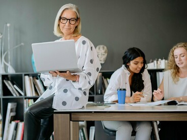 É fundamental destacar que o reposicionamento organizacional não é um projeto com data de início e fim claramente definidos. Trata-se de uma jornada contínua de ajuste estratégico, aprendizado e correção de rota