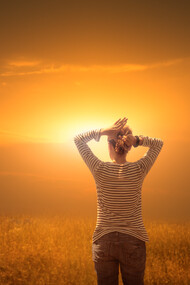 O Sungazing é a técnica de olhar o sol como método curativo e para carregar-se energeticamente