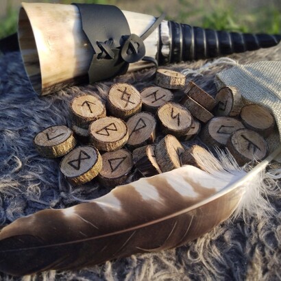 Ogni runa non rappresenta soltanto un suono, ma una forza cosmica che connette l’individuo ai cicli della natura e della comunità